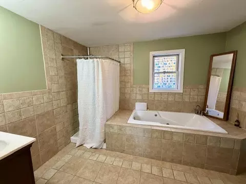 Bath - 63 Wesley Rd, Unity, ME 04988 photo 5 of 6