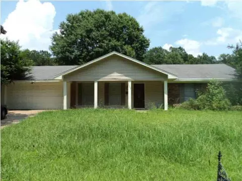 4662 Village Dr, Jackson, MS 39206 photo 1