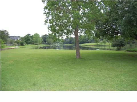 215 Stoneybrook Cv, Jackson, MS 39211 photo 2