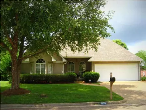 1809 Lake Trace Dr, Jackson, MS 39211 photo 1