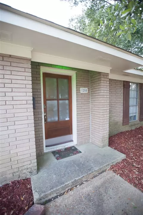 1255 Greenbriar St, Jackson, MS 39211 photo 2