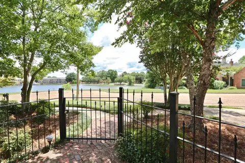 22 Autumn Hill Ct, Jackson, MS 39211 photo 2