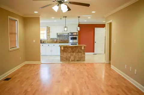 111 Maywood Cir, Jackson, MS 39211 photo 2