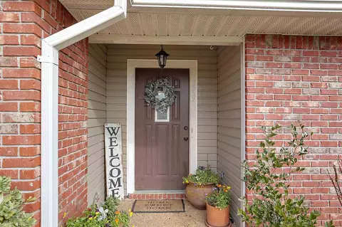 549 Eaglewood Dr, Florence, MS 39073 photo 3