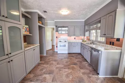 106 Overby St, Brandon, MS 39042 photo 8