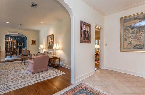 2406 Lake Cir, Jackson, MS 39211 photo 6