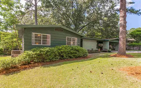 215 Ashcot Cir, Jackson, MS 39211 photo 2