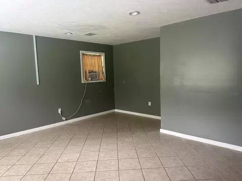 Living - 311 Walnut St, Summit, MS 39666 photo 3 of 3
