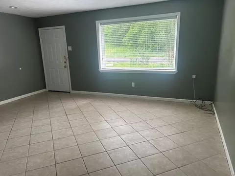 Living - 311 Walnut St, Summit, MS 39666 photo 2 of 3
