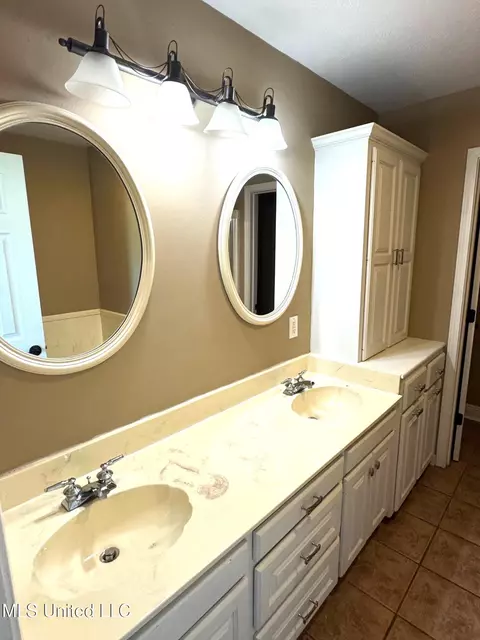 Bath - 1017 Hidden Meadow Ln, Summit, MS 39666 photo 1 of 5