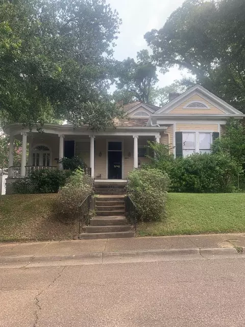 607 N Oak St, Natchez, MS 39120 photo 1