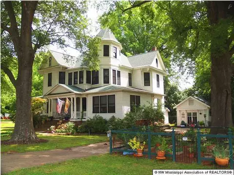 206 N Sycamore St, Como, MS 38619 photo 1
