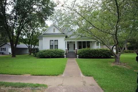 305 East St, Como, MS 38619 photo 1