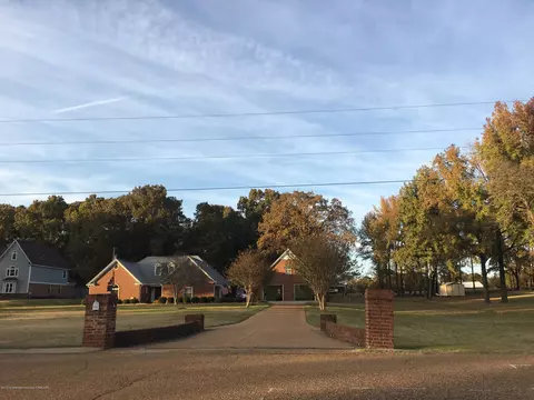 3760 Plum Point Dr E, Olive Branch, MS 38654 photo 1