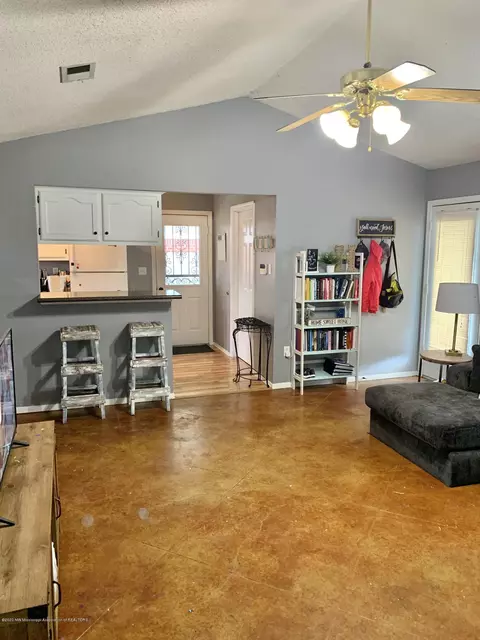 6299 E Oak Run Dr, Olive Branch, MS 38654 photo 3