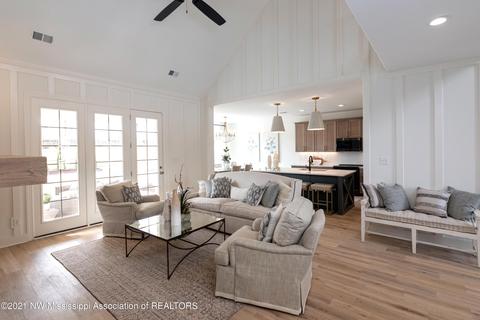 Living - 3075 Tina Renee Ln, Nesbit, MS 38651 photo 4 of 6