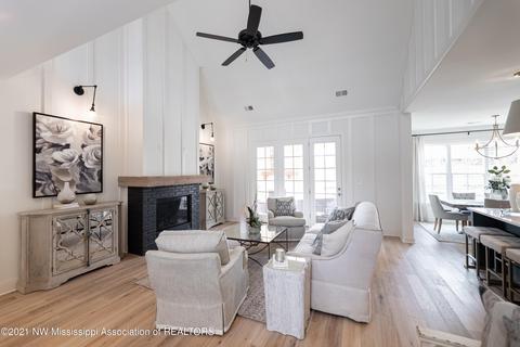 Living - 3075 Tina Renee Ln, Nesbit, MS 38651 photo 1 of 6