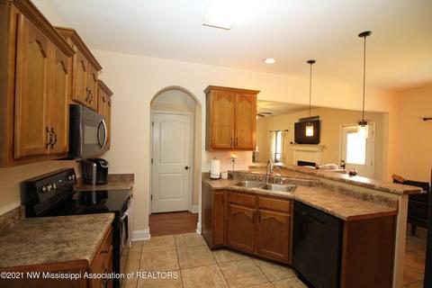 2758 Flora Lee Dr, Nesbit, MS 38651 photo 3