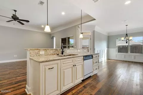 720 Champagne Dr, Biloxi, MS 39532 photo 12