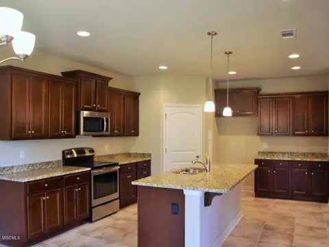 8521 Poplar Trl, Biloxi, MS 39532 photo 4