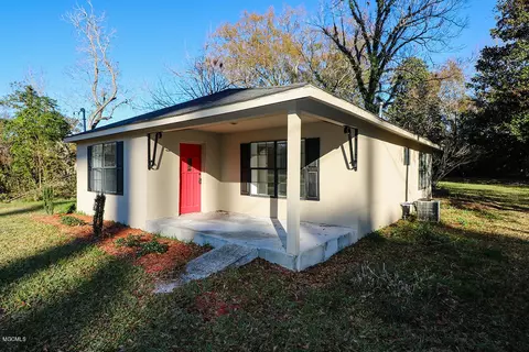 527 N First St, Wiggins, MS 39577 photo 1