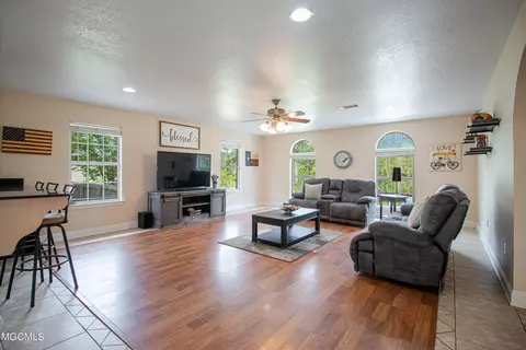 6409 Crescent Shore Dr, Biloxi, MS 39532 photo 3