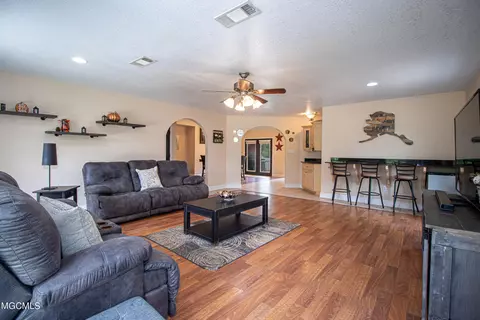 6409 Crescent Shore Dr, Biloxi, MS 39532 photo 4