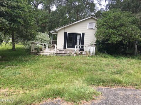 110 Myrtle St, Wiggins, MS 39577 photo 2
