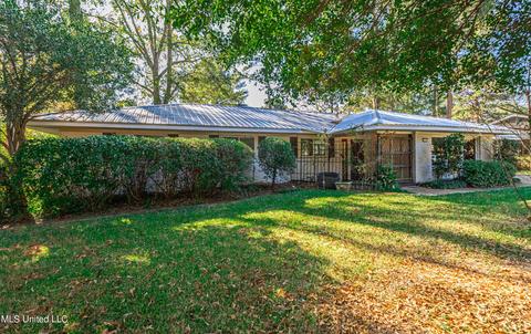 5237 Saratoga Dr, Jackson, MS 39211 photo 1