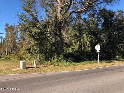 660 Mauna Loa Dr, Diamondhead, MS 39525