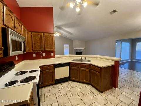 10375 Amanda Dr, Olive Branch, MS 38654 photo 4