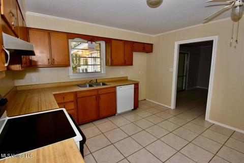 203 Saint Augustine Dr, Long Beach, MS 39560 photo 4