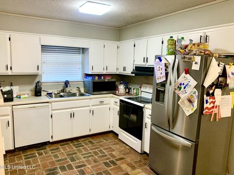 19200 Thrasher Dr, Moss Point, MS 39562 photo 13