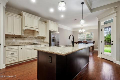 719 Champagne Dr, Biloxi, MS 39532 photo 9