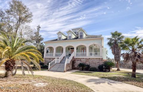 3919 Riverview Dr, Biloxi, MS 39532 photo 1
