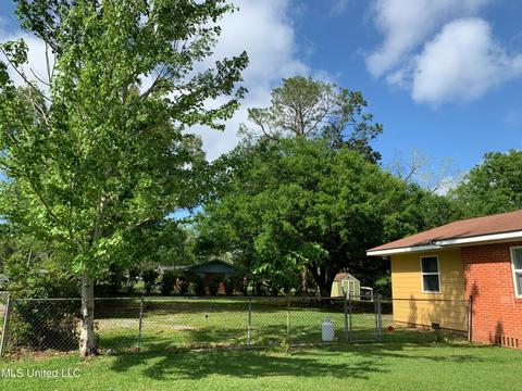 107 N Fifth St, Wiggins, MS 39577 photo 2