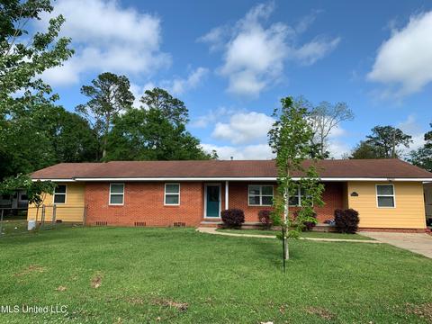 107 N Fifth St, Wiggins, MS 39577 photo 1