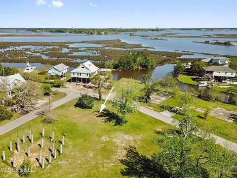 10058 E Shorecrest Rd, Biloxi, MS 39532