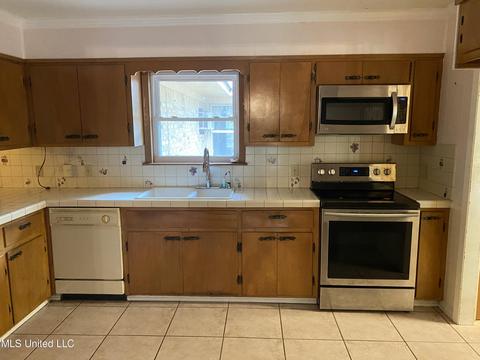 5107 Ridgewood Dr, Moss Point, MS 39563 photo 4