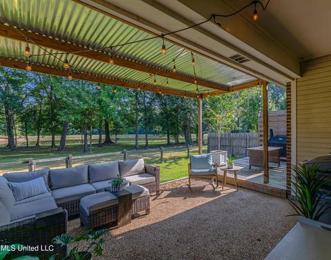 123 Creekside Dr, Canton, MS 39046 photo 1