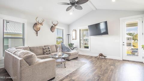 138 E Cedar Dr, Gulfport, MS 39507 photo 9