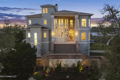 707 Rue Rivage, Ocean Springs, MS 39564