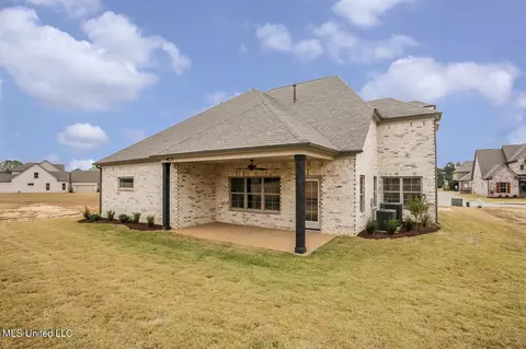 Exterior - 8032 Old Addison Dr, Olive Branch, MS 38654 photo 4 of 9