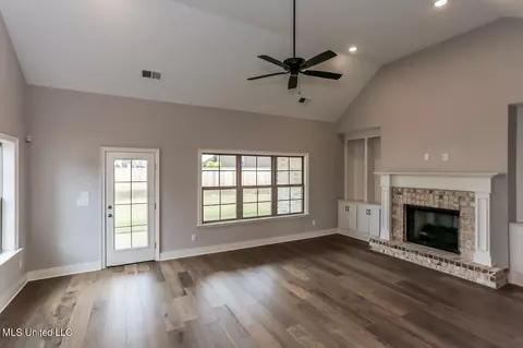 Living - 8032 Old Addison Dr, Olive Branch, MS 38654 photo 2 of 4