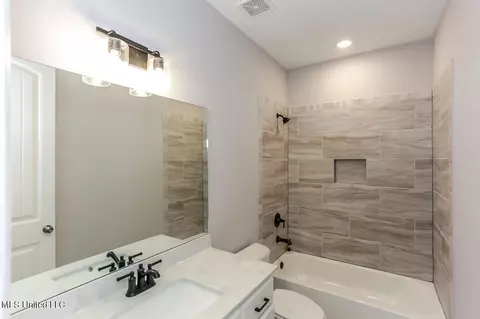 Bath - 8032 Old Addison Dr, Olive Branch, MS 38654 photo 3 of 4