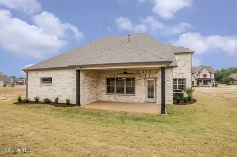 Exterior - 8032 Old Addison Dr, Olive Branch, MS 38654 photo 5 of 9