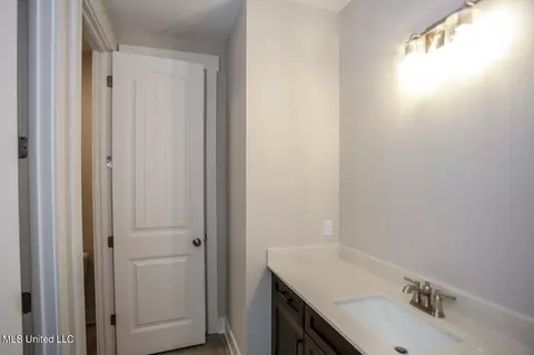 Bath - 8050 Old Addison Dr, Olive Branch, MS 38654 photo 2 of 5