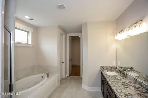 Bath - 8050 Old Addison Dr, Olive Branch, MS 38654 photo 3 of 5