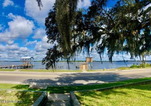 1041 Bayview Ave, Biloxi, MS 39530