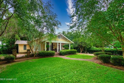 329 E Center St, Canton, MS 39046 photo 1